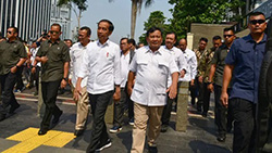 Le président indonésien Joko Widodo marche en compagnie du ministre de la Défense Prabowo Subianto ©AFP - RAN RAPHAEL