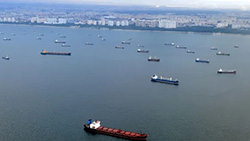 Photo aérienne de bateaux ancrés le long de la côte de Singapour, à l'embouchure du détroit de Malacca.