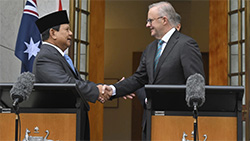  Le président élu de l'Indonésie, Prabowo Subianto, à gauche, et le Premier ministre australien, Anthony Albanese, se serrent la main après une déclaration commune au Parlement de Canberra, en Australie, le mardi 20 août 2024. © Mick Tsikas / AP 