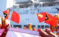Timorese residents wave national flags of China and Timor-Leste to welcome the visiting Chinese naval hospital ship Peace Ark (Hull 866) at the port of Dili on December 14, 2017. Photo: Facebook/Jiang Shan